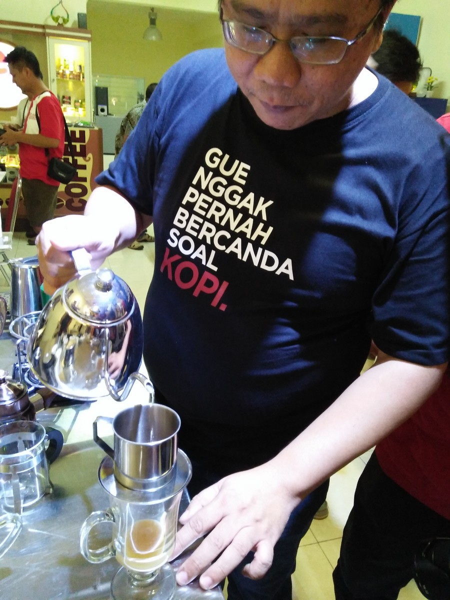 Moelyono Soesilo sedang meracik kopi di Vietnam Drip