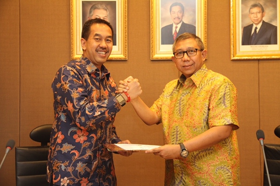 (kiri – kanan) Direktur Enterprise & Business Service Telkom Muhammad Awaluddin dan Direktur Utama PTPN III Bagas Angkasa berjabat tangan usai penandatanganan penandantangan Nota Kesepahaman tentang Sinergi Pemanfaatan Sumber Daya Perusahaan di Jakarta, Selasa (23/2)