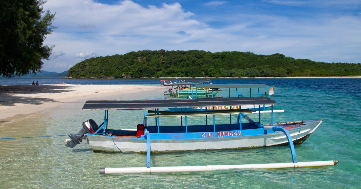 Hamparan pasir putih dan air laut biru kehijauan di Gili Nanggu, Lombok (homeisyourbagis.com)