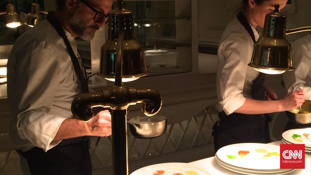 Chef Massimo Bottura saat mempersiapkan hidangan ciptaannya di Orient8, Hotel Mulia Senayan, Jakarta, 18 Maret 2016. (CNN Indonesia/Lesthia Kertopati)