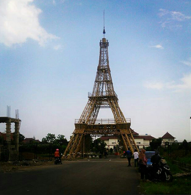 Replikas Menara Eiffel dari Bambu (Foto: ijomuda.com)