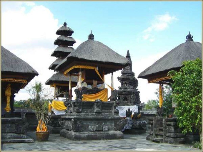 Pura Agung Shanti Buwana (via fond-ecran-image.come)