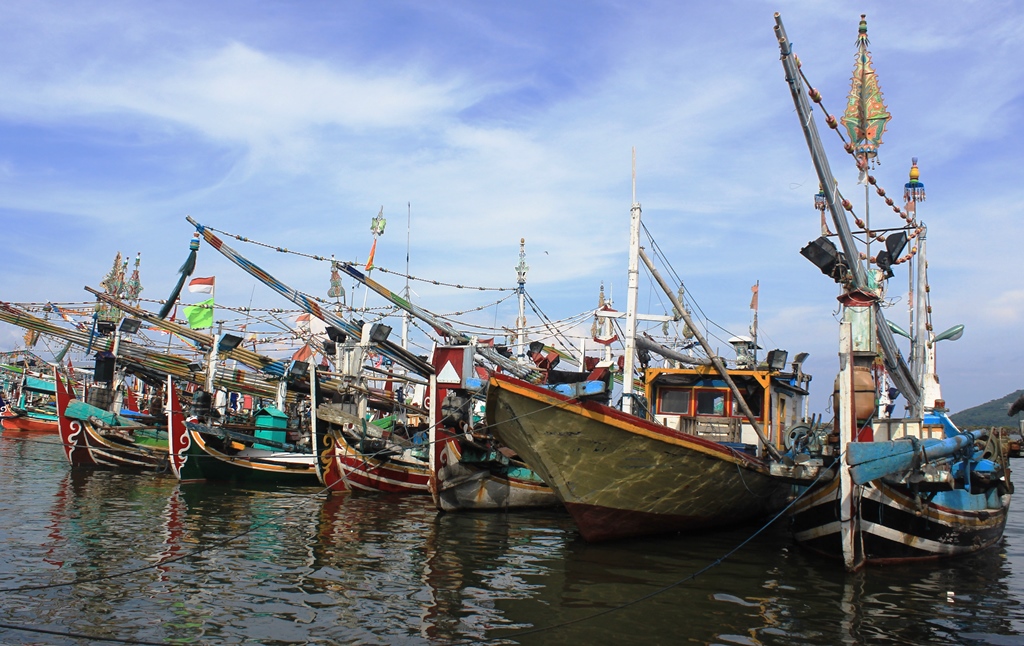 Deretan kapal yang biasanya digunakan oleh nelayan di Muncar