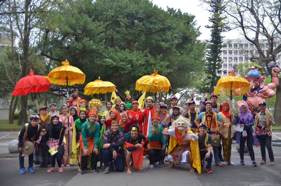 Para peserta parade budaya berfoto di dekat danau kampus