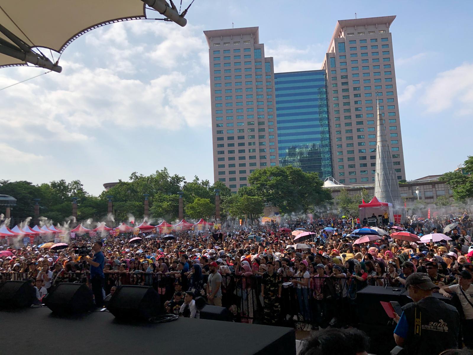 Ribuan penonton yang hadir dalam acara Festival Budaya Nusantara 2018 di Banqiao, New Taipei City © Panitia Festival Budaya Nusantara 