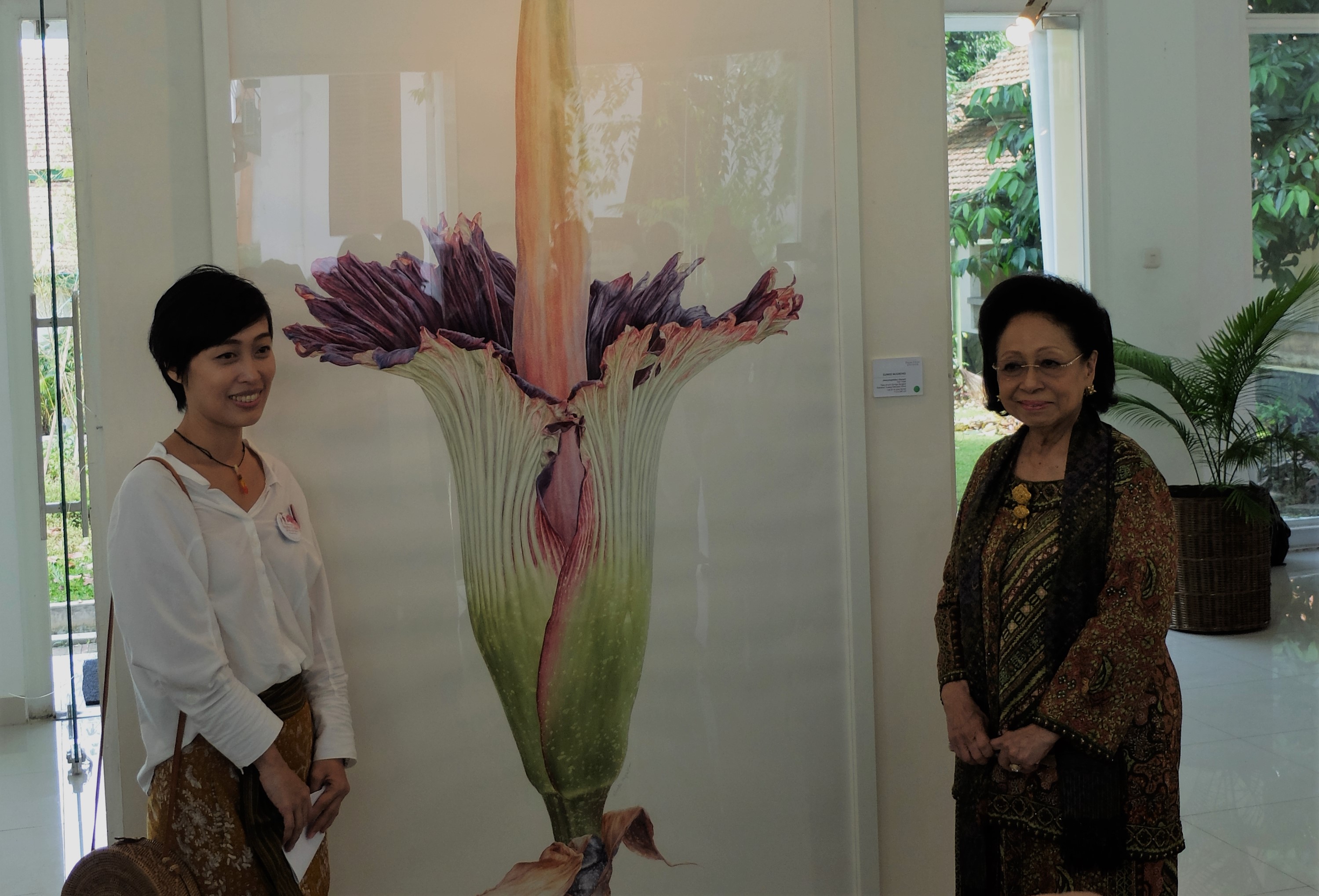 Dr. Martha Tilaar bersama Eunike Nugroho, seniman botani pendiri IDSBA di depan lukisan botani Titan Arum hasil karyanya