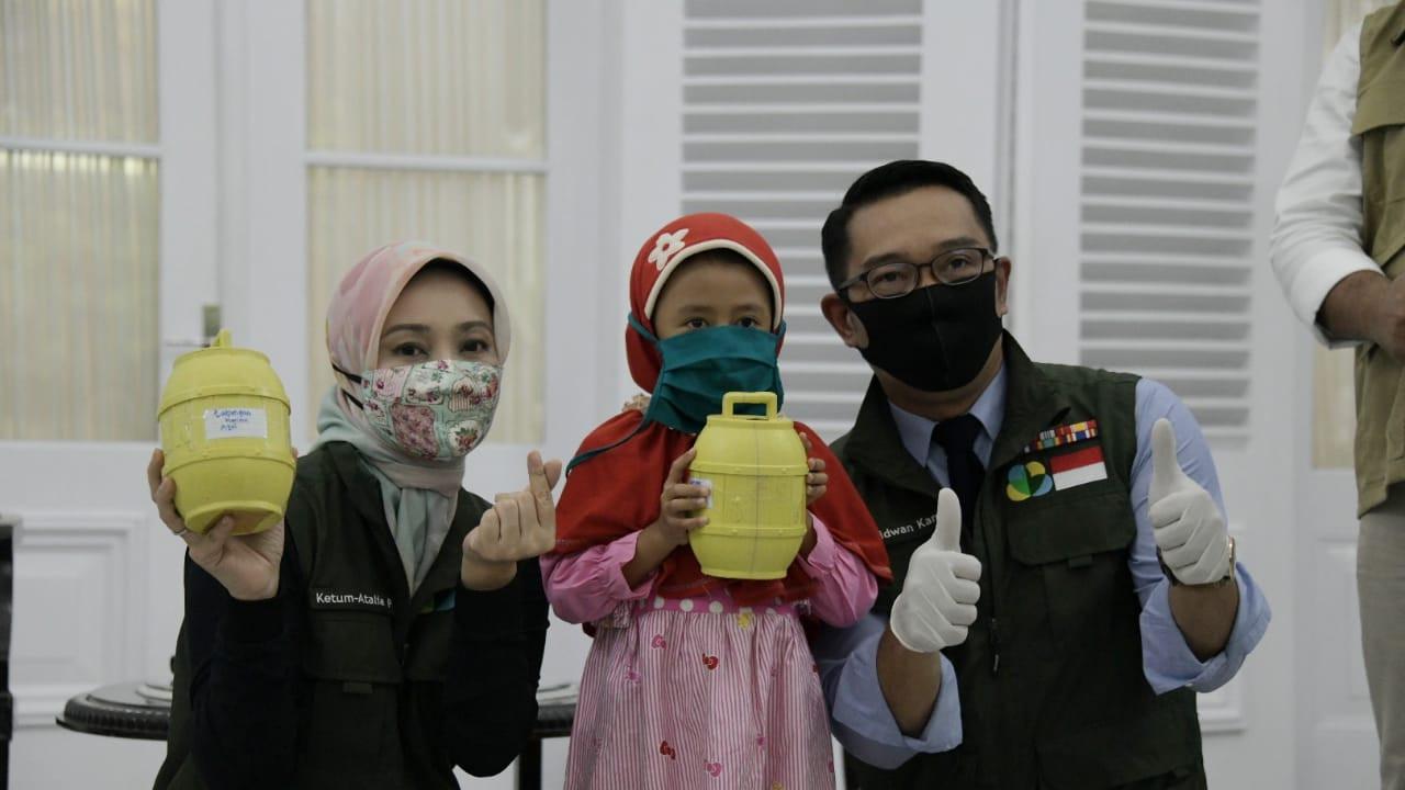 Dua anak asal Kabupaten Bandung, Mochammad Hafidh Al-Bukhori (9), dan Azrilia Alya Nabila (7) asal Kab. Bandung Barat, juga menyumbangkan tabungannya untuk penanggulangan COVID-19. Foto: Humas Jabar