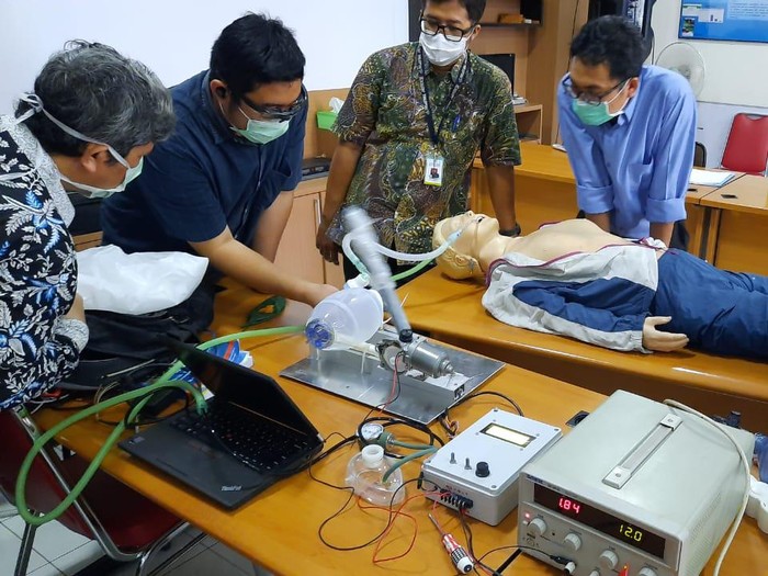 Tim dosen UGM merancang ventilator portabel untuk pasien Corona. Foto: Humas UGM