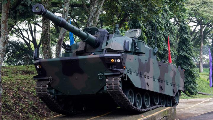 Kendaraan tempur Medium Tank Harimau hasil produksi dari PT Pindad (Persero) melintasi rintangan saat parade kendaraan di Komplek Pindad, Bandung, Jawa Barat, Jumat, 28 Februari 2020. Foto: ANTARA
