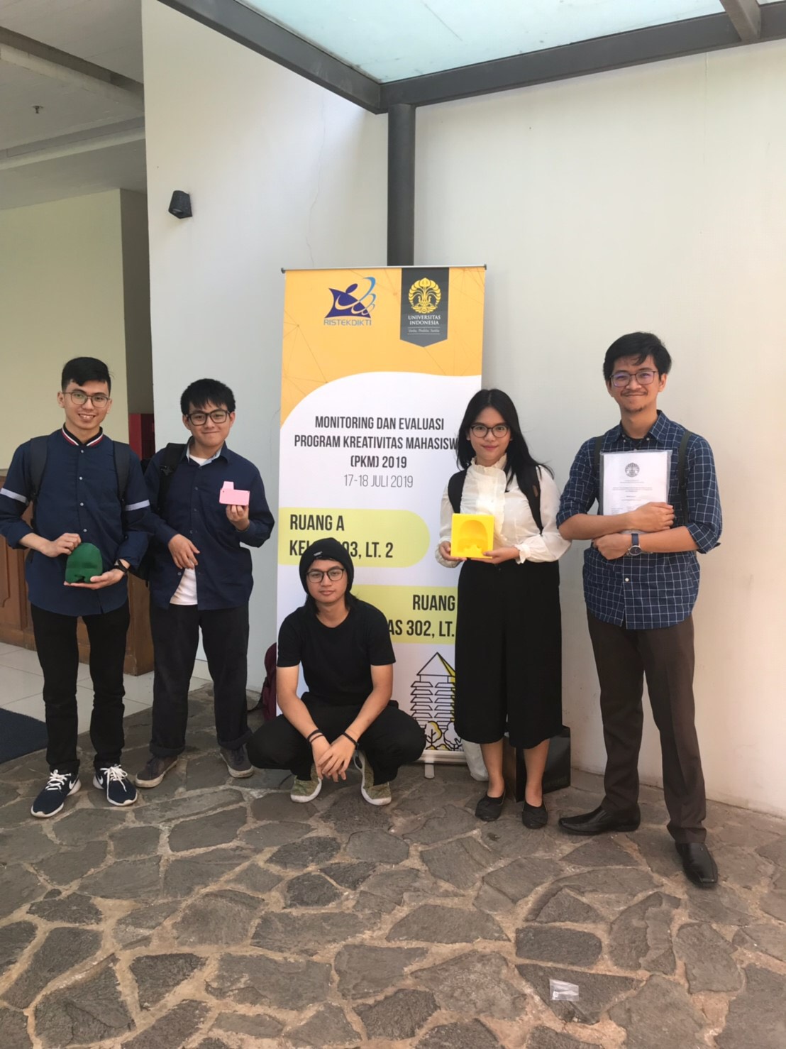 Lima mahasiswa Universitas Indonesia (UI) dari fakultas berbeda yang berhasil menciptakan teknologi Cleft Sintesa. (Foto: Universitas Indonesia)