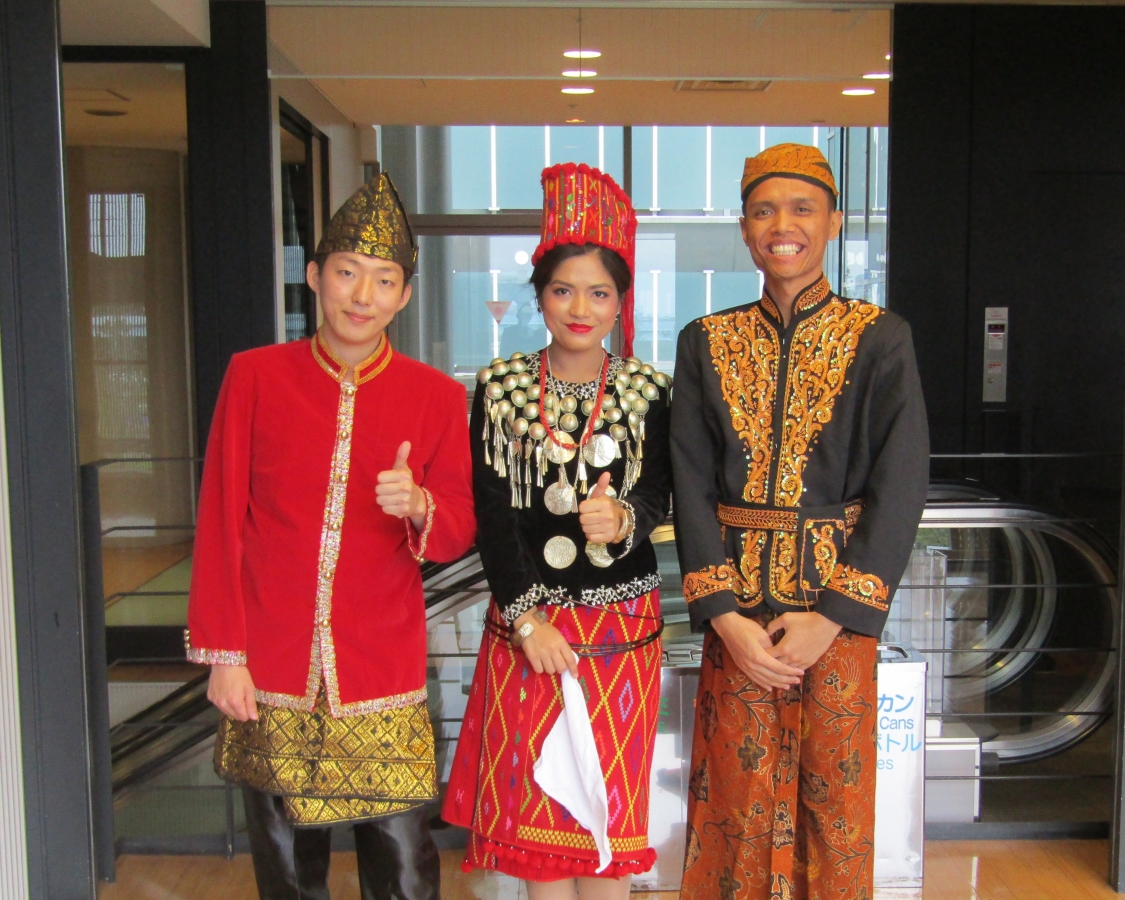 Pertunjukan Baju Tradisional Indonesia di ASEAN Festival, Jepang. Sumber: Sigit