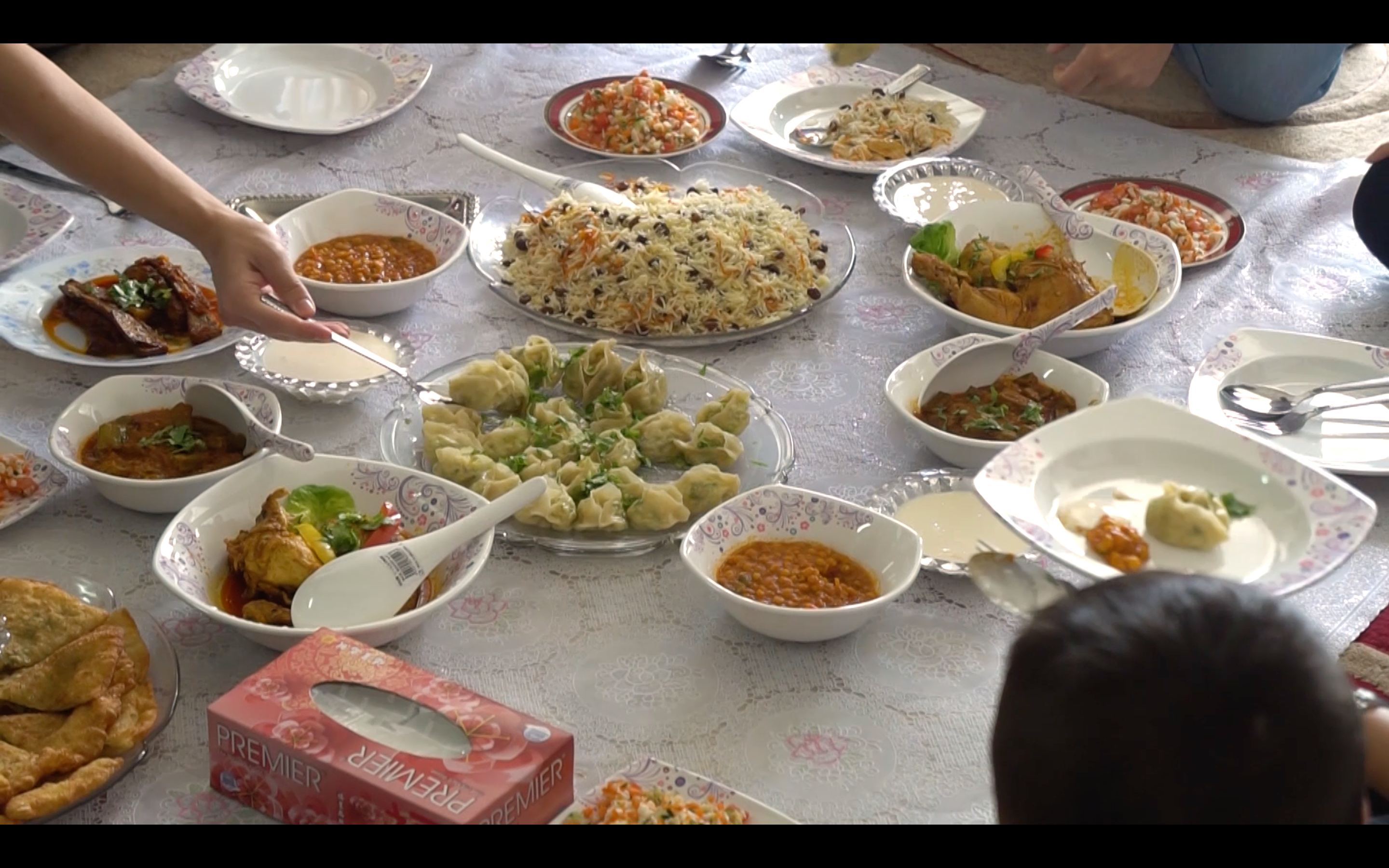 Makan bersama para pengungsi di The Picha Project. Foto: Our Better World