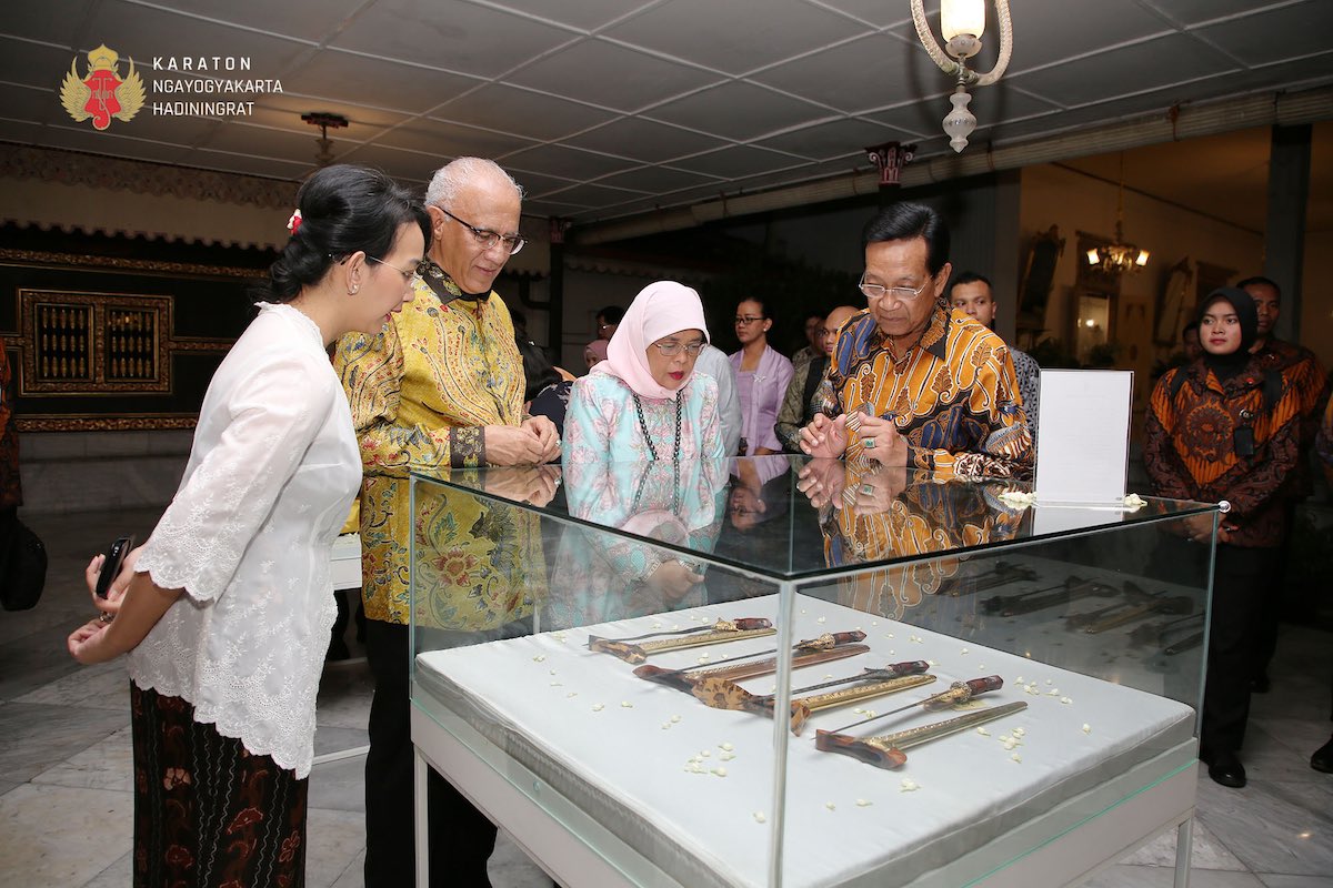 Rombongan Presiden Singapura diajak untuk melihat beberapa koleksi museum milik Keraton Yogyakarta di Emper Gedhong Prabayeksa. Koleksi tersebut berupa batik, keris, wayang, dan keramik. Foto: Kratonjogja.id