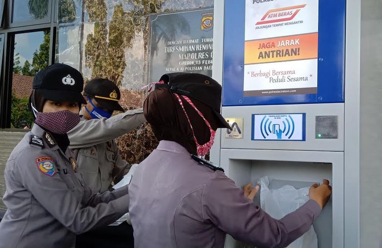 Polresta Cirebon luncurkan ATM beras untuk bantu masyarakat terdampak pandemi Covid-19. Foto: Okezone.com/Fathnur Rohman