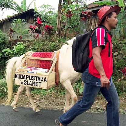 Ridwan Sururi dan Si Kuda Pustaka, Luna sedang menyusuri menyusuri jalanan