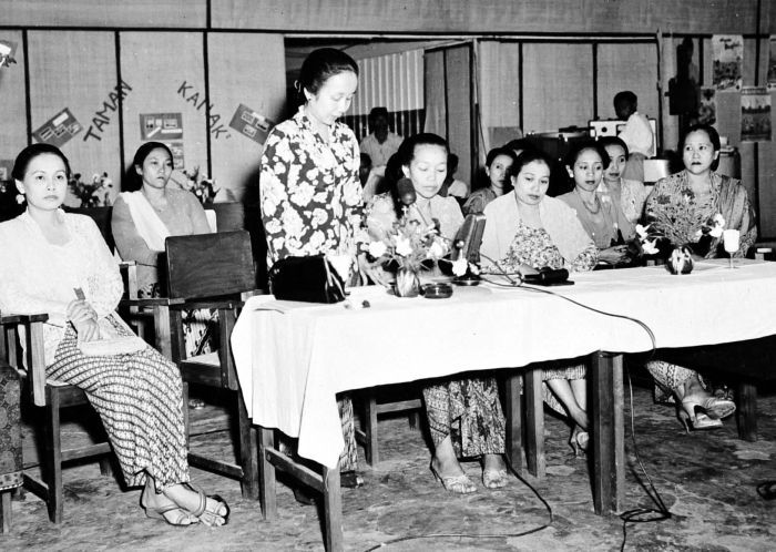 Maria Ulfah Soebadio Saat Menghadiri Kongres Wanita Tahun 1950 (Source : Troppenmuseum)