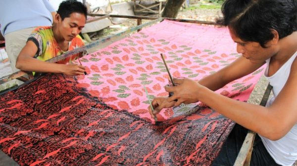 Proses Pembuatan Batik Tembakau Jember (Sumber : https://lokalkarya.com/griya-batik-notohadinegoro.html)