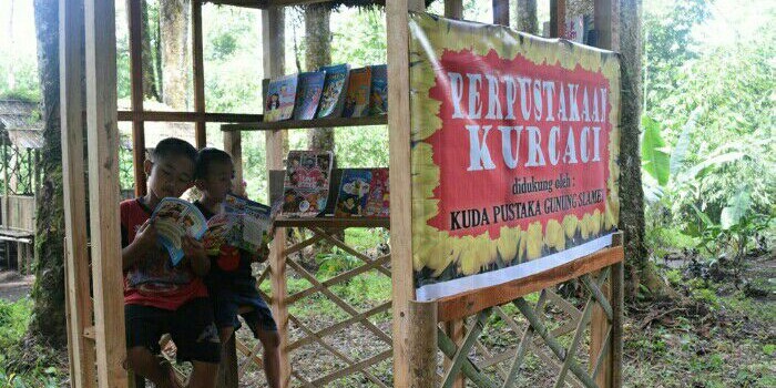 Perspustakaan kecil, fasilitas belajar yang mendukung wisata Kampung Kurcaci menjadi wisata sekolah alam (sumber foto: hellojateng.com)