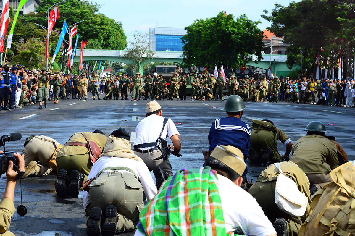 Para pejuang bersujud memohon restu dari Tuhan agar menang dalam pertempuran | foto oleh Rizkia Yulianti (GNFI)