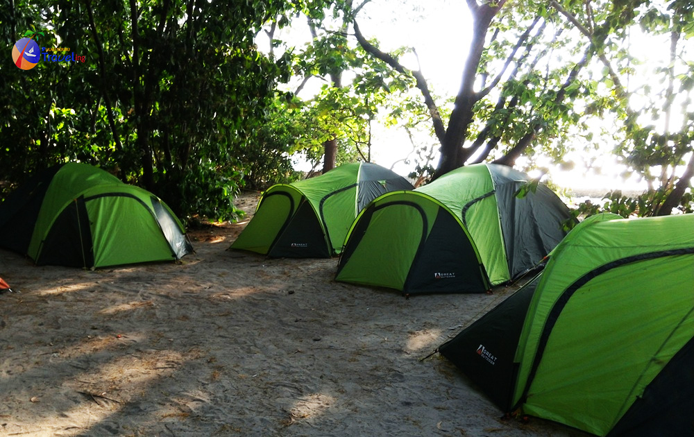 Camp di Pulau Semak Daun