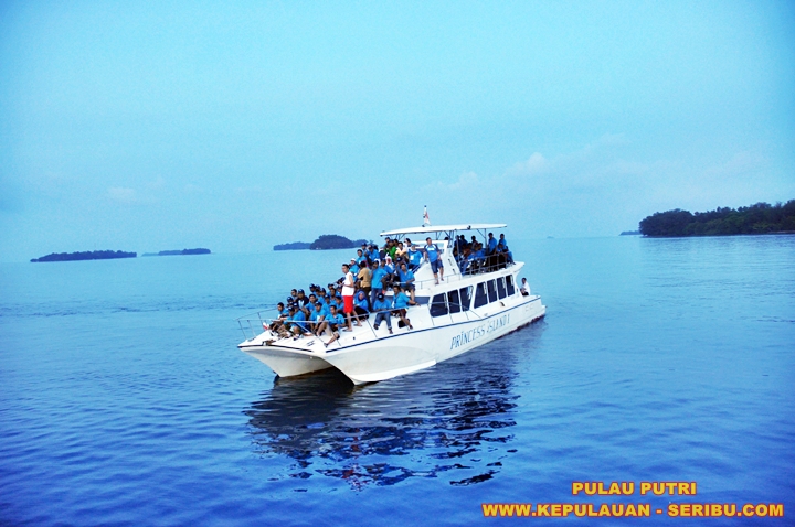 Melihat Sunset Cruise Dengan Kapal Fiber Di Pulau Putri