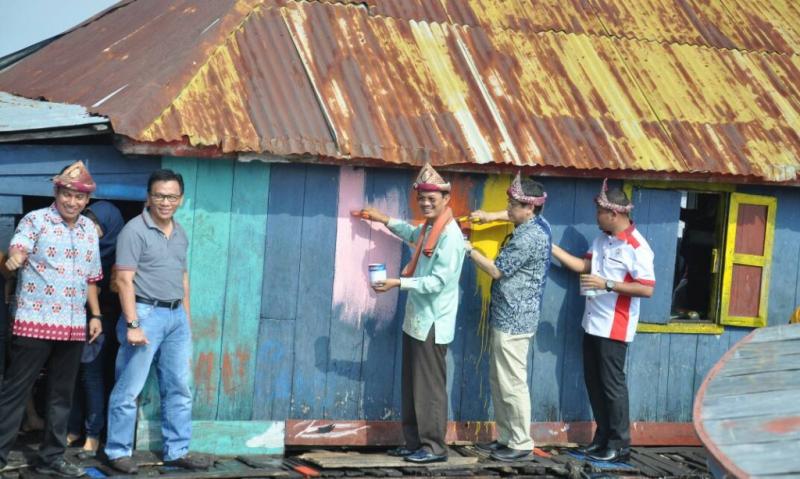 Walikota Palembang Harnojoyo turut membantu pengecatan Rumah Warna-Warni (© palembang-tourism.com)