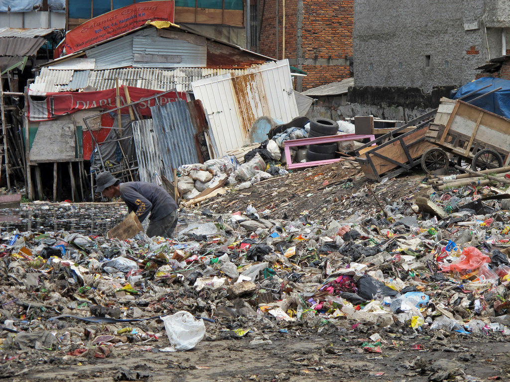 Seorang pemulung sedang mengais sampah di Jakarta. Pada tahun 2015, Indonesia menjadi negara penghasil sampah terbesar kedua di dunia