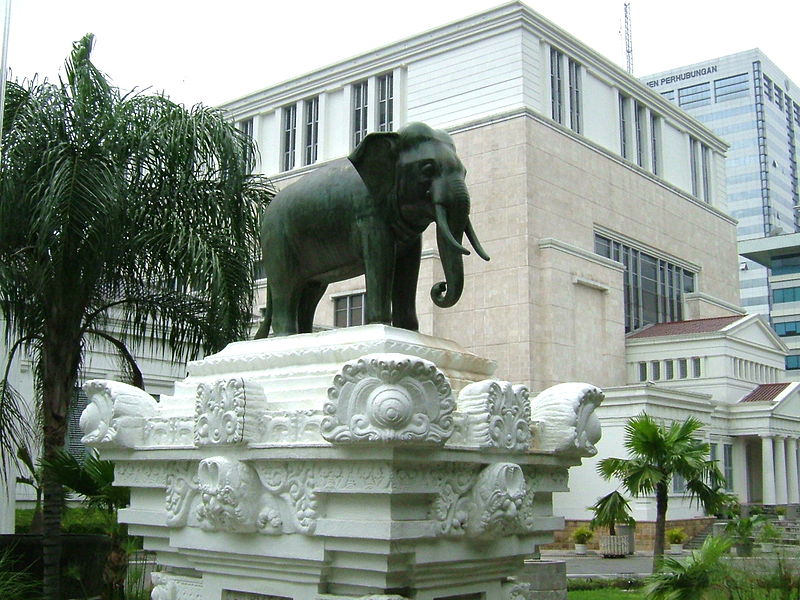 Patung gajah di halaman depan Museum Nasional © Midori/CC BY-SA 3.0 (via Wikimedia Commons)