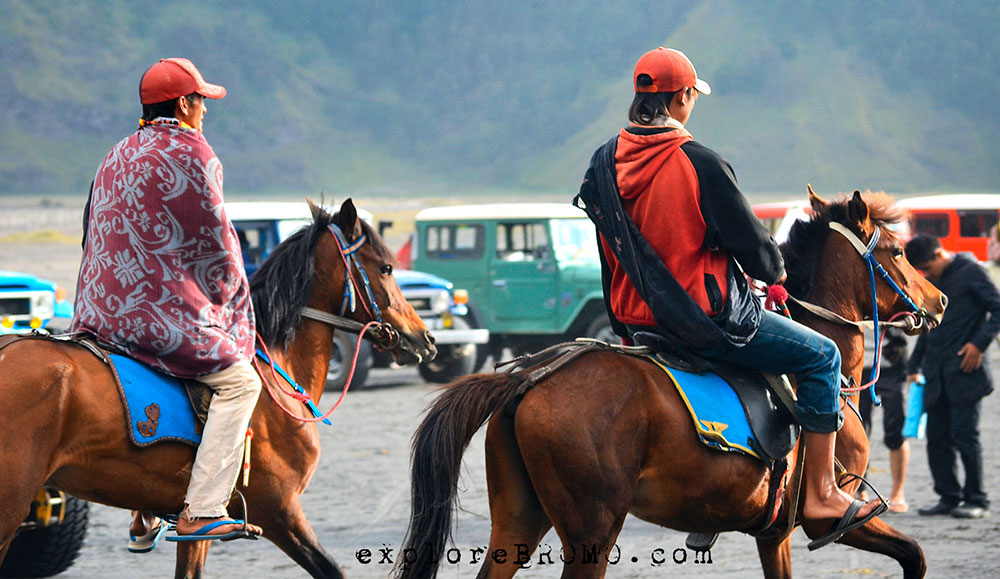 Dua orang pria Tengger yang mengendarai kuda di Lautan Pasir Gunung Bromo © explorebromo.com