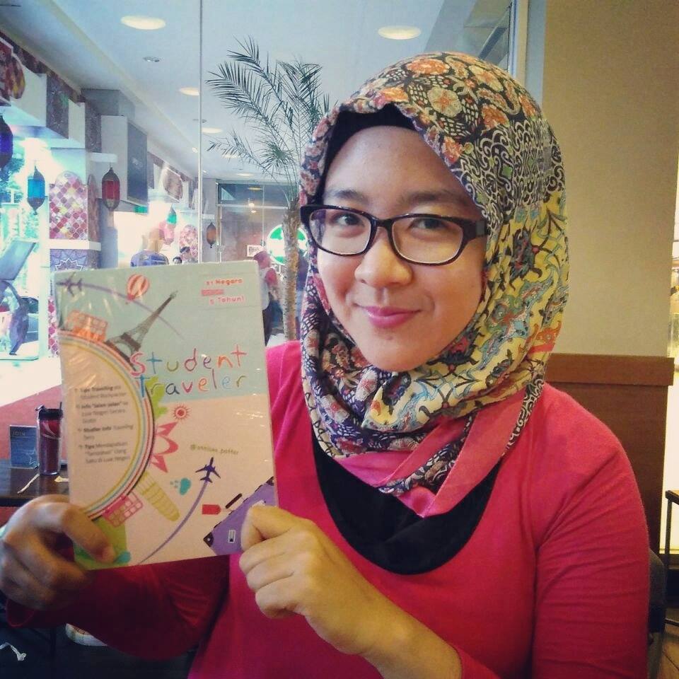 Berpose dengan Buku Student Traveler © Annisa Hasanah