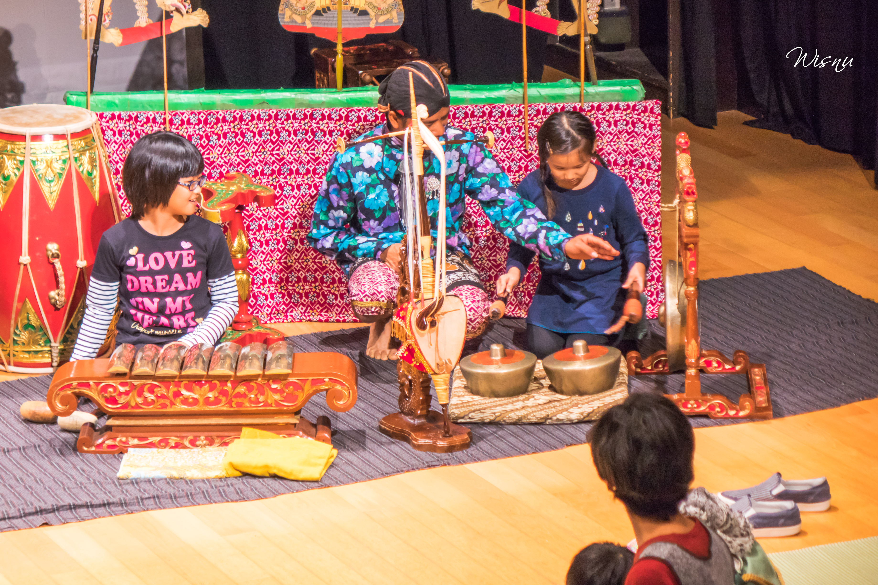 Seniman wayang Hana Joss sedang memberikan workshop gamelan Jawa kepada anak-anak Jepang.