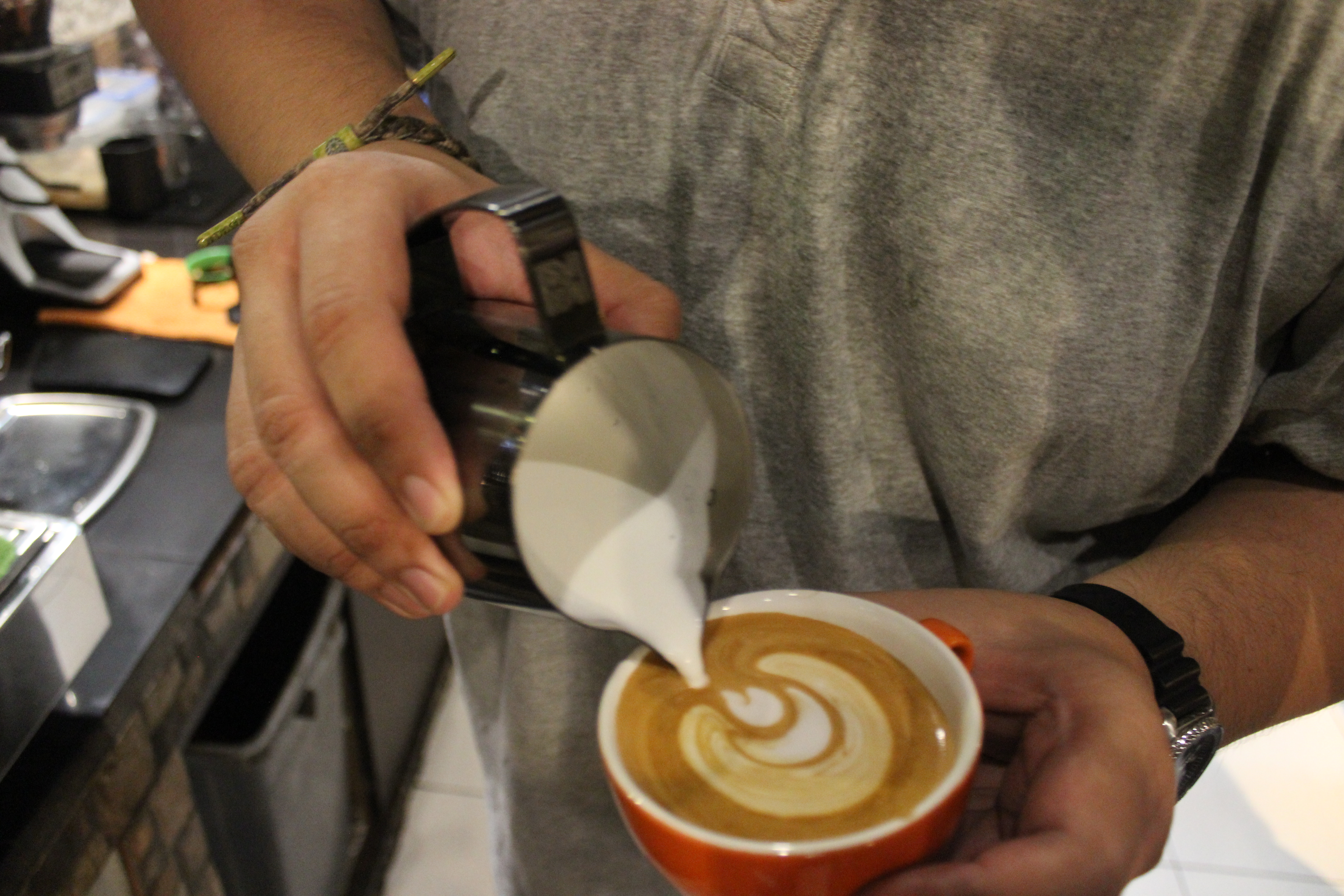 Proses pembuatan latte art oleh Theo @Mona/GNFI