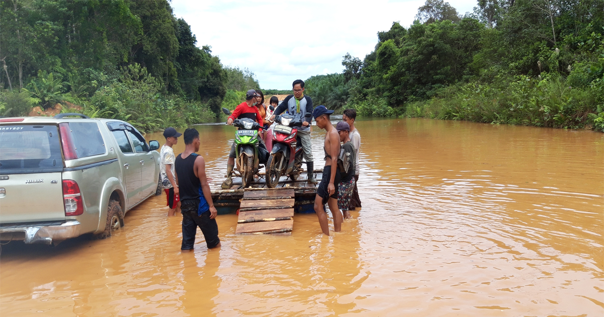 Jalan menuju rumah baca yang terkena banjir @ Love Borneo