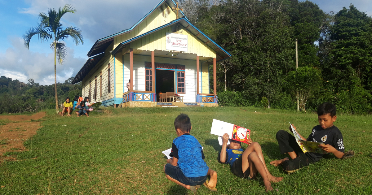 Anak-anak yang membaca buku @ Love Borneo