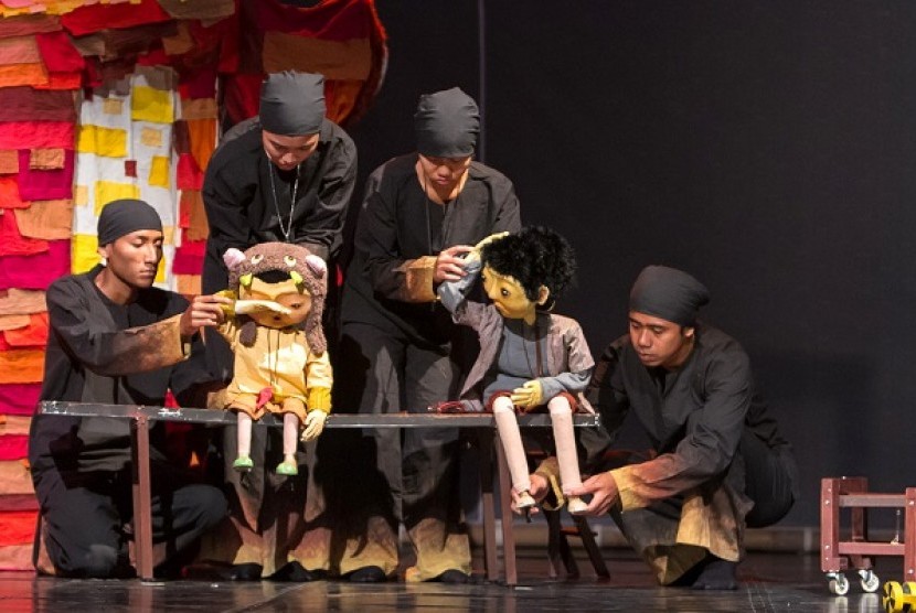 Penampilan Papermoon Puppet Theater dengan judul Mwathirika di Edinburg
