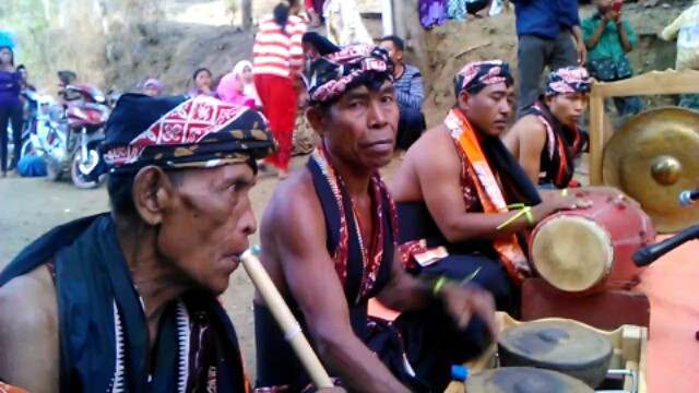 pengiring musik dalam ritual pojhian hodo (foto: testags.idblog.net)