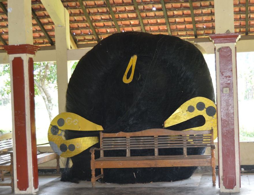 Sanggul raksasa sebagai simbol ramainya industri rambut palsu di Desa Karangbanjar.
