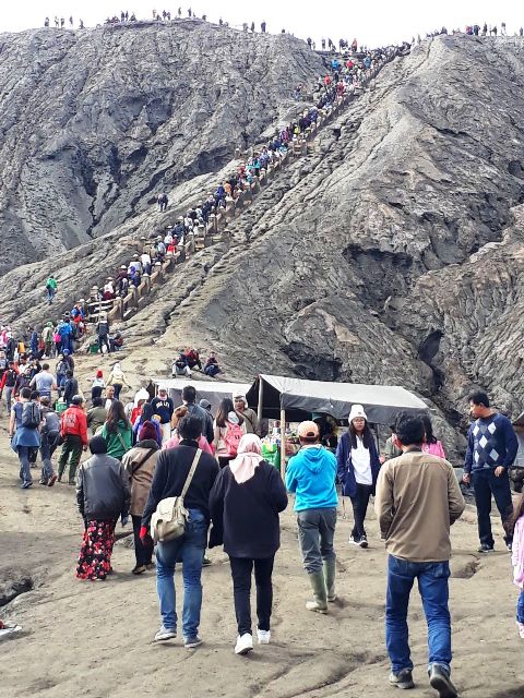 Ratusan wisatawan menuju puncak kawah Bromo. Foto: KATAKNEWS.com
