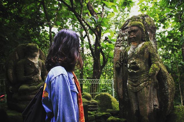 Situs Arca Gupolo yang tersembunyi di hutan perbukitan Prambanan. 