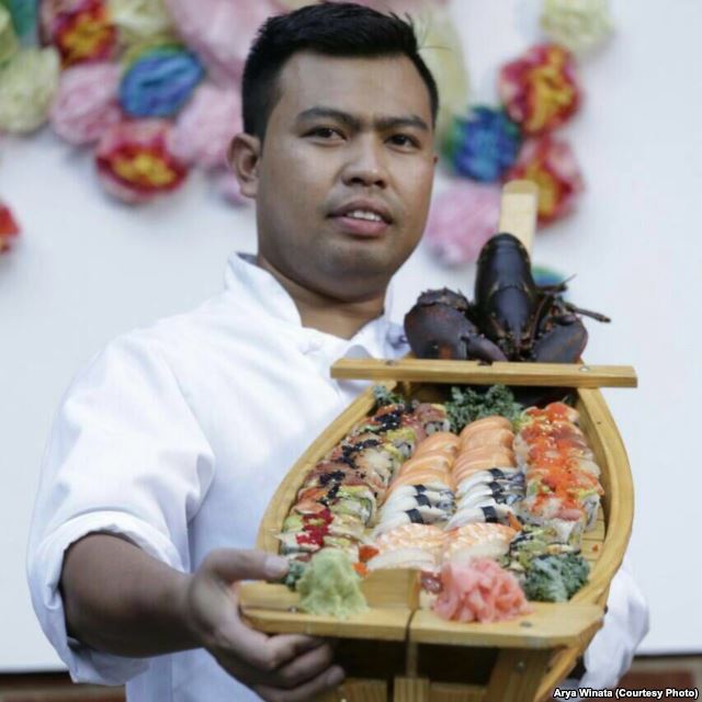 Chef sushi, Rahman Pananto, menunjukkan hasil kreasi sushinya di salah satu pesta di Maryland (dok: Voa Indonesia)