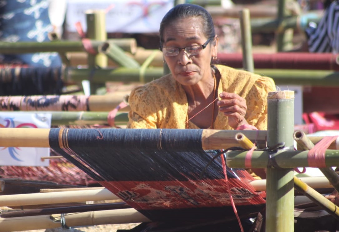 Kain ikat Sumba dari benang kapas Sumba | Foto: bisniswisata.co.id