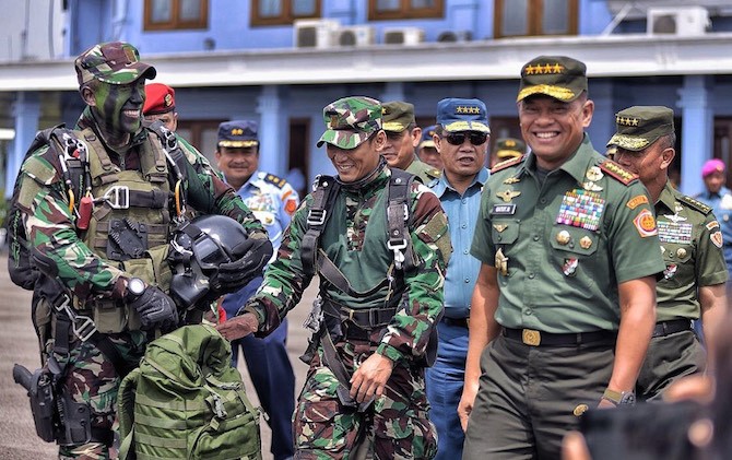 Panglima TNI Jenderal Gatot Nurmantyo bersama pemain Merah Putih Memanggil (© jawapos.com)