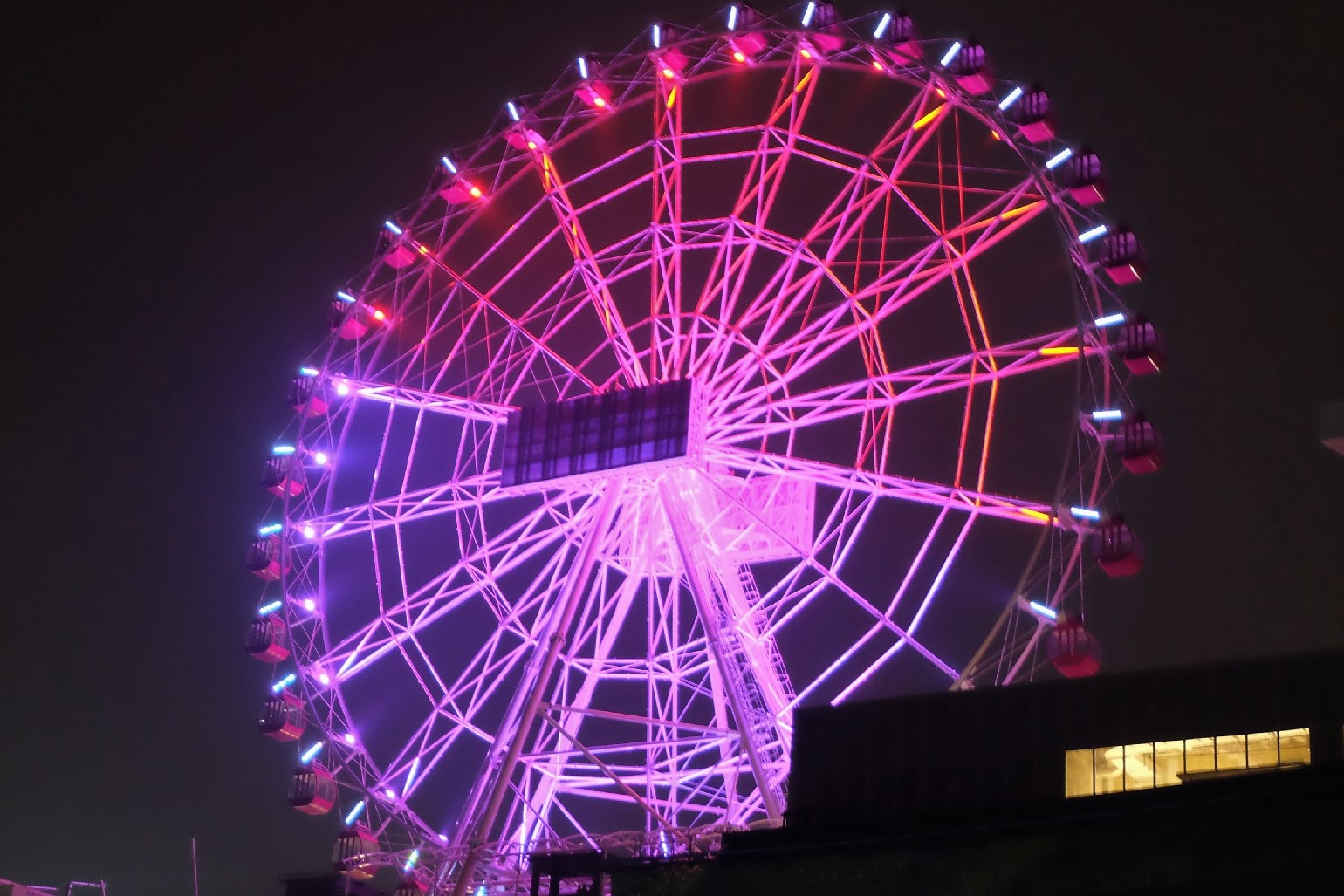 J-Sky Ferris Wheel Pada Malam Hari (© Momozen