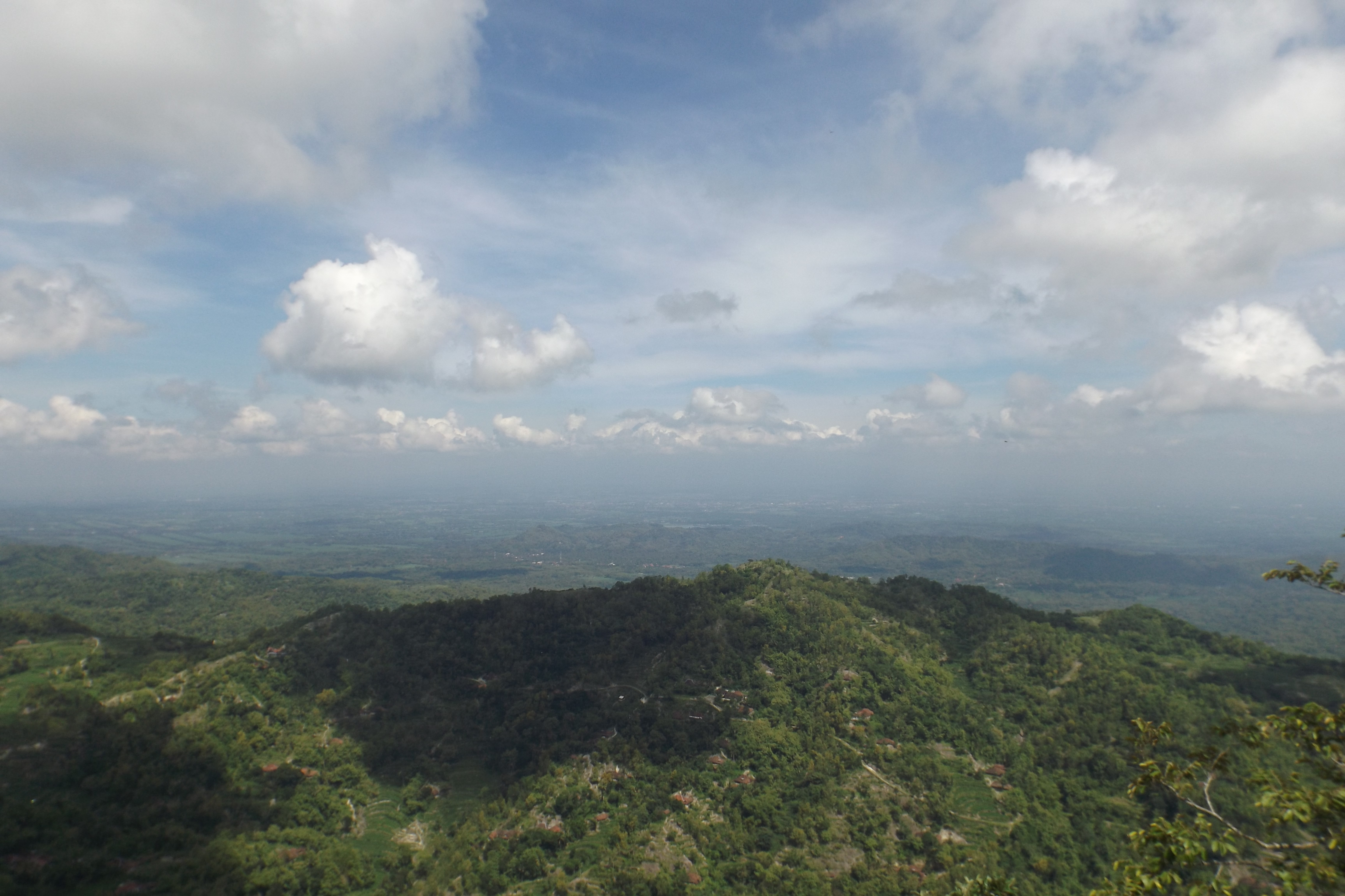 Pesona alam yang terlihat dari puncak Gunung Gambar