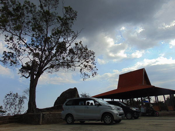 Tempat parkir kendaraan dan pendopo sebagai tempat peristirhatan bagi para wisatawan