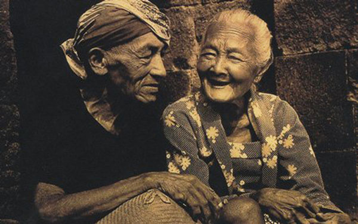 Ilustrasi kakek dan nenek sedang mengobrol | Foto: iamazinc.com
