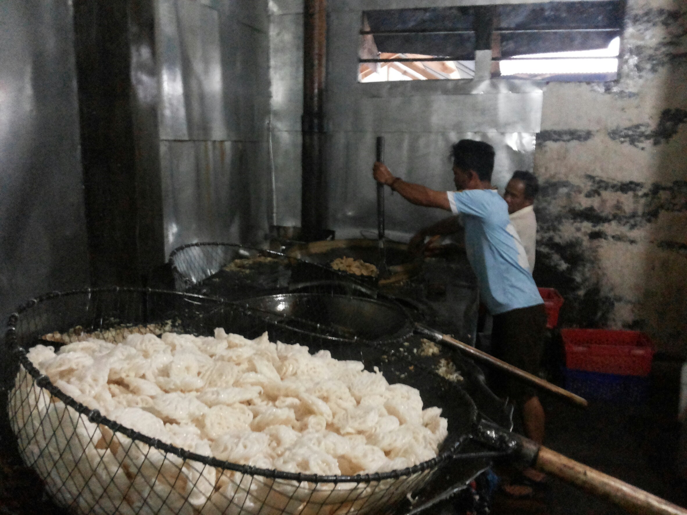Proses penggorengan kerupuk | Foto: holamigo.id