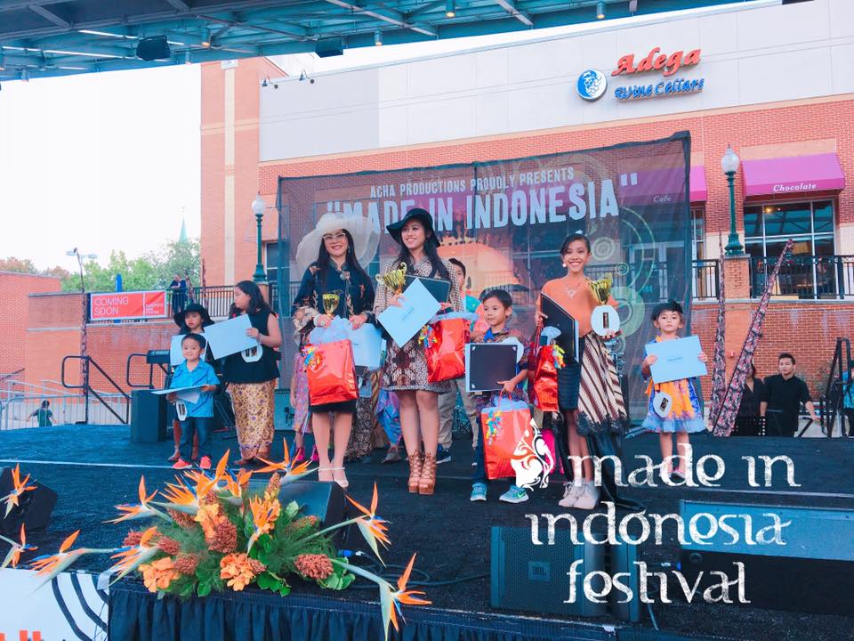 Lomba peragaan busana batik yang turut mewarnai festival Made In Indonesia (sumber : facebook.com/madeinindonesiafestival)