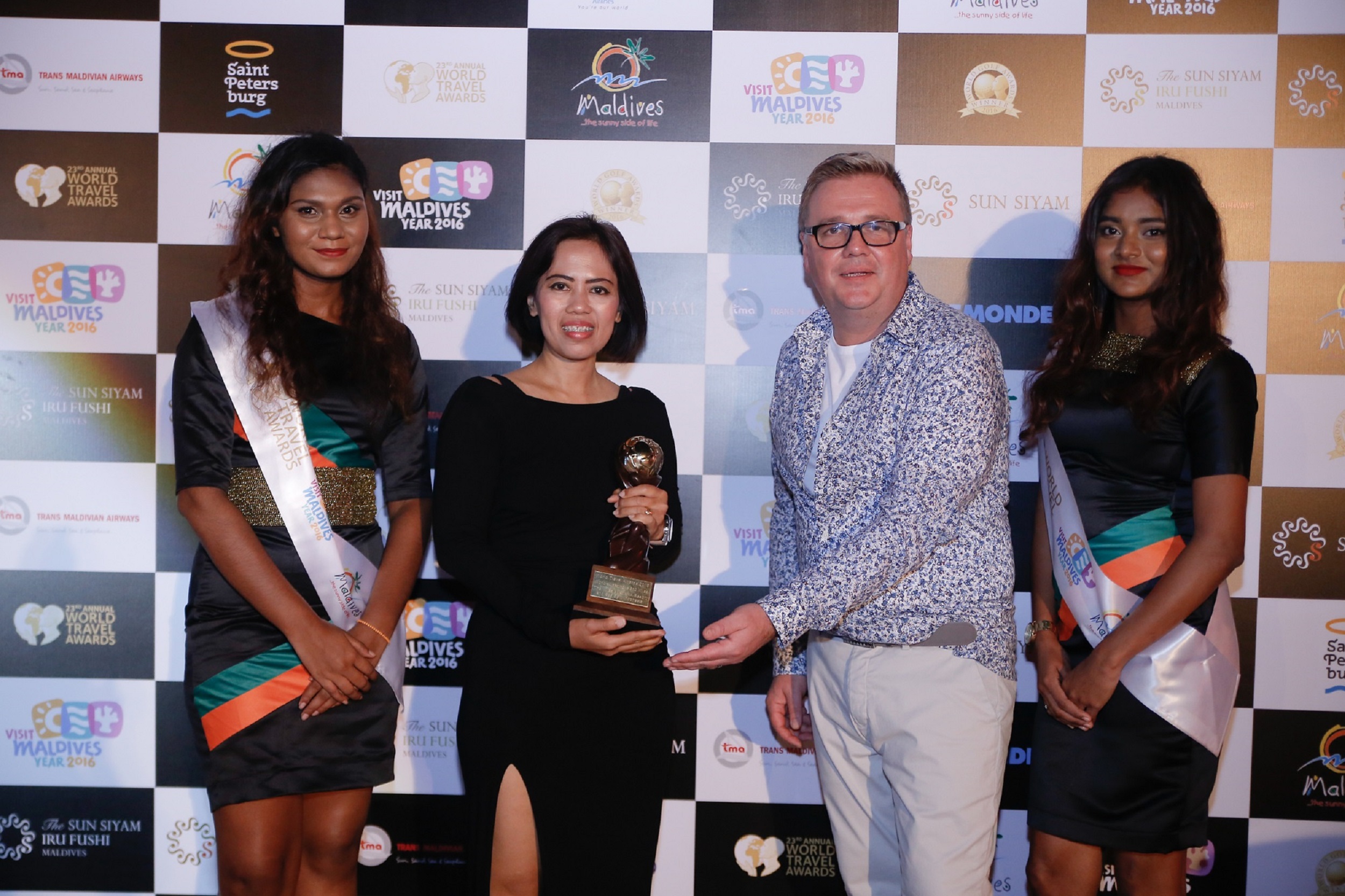 Lilis Dwi Lisminarni (ke-dua dari kiri), ketika menerima penghargan dari World Travel Awards di Maladewa, pada 2 Desember 2016 lalu (sumber : wordltravelawards.com) 