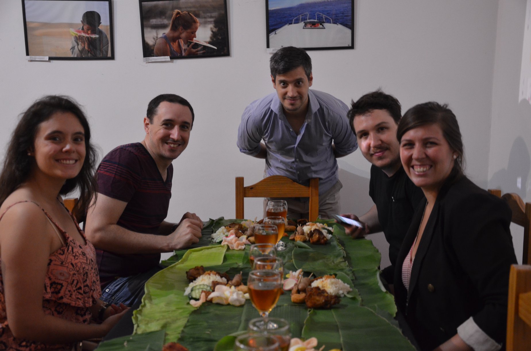 Acara Cena de Indonesia cukup berhasil memukau para bule Argentina dengan tradisi makan Liwetan (kemlu.go.id) 